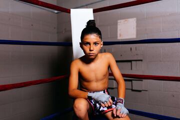 Ryan Martinez es un luchador amateur de tan solo diez a?os que busca obtener su segundo cintur¨®n en la categor¨ªa de peso de 65 libras en una pr¨®xima pelea. Las fotograf¨ªas son un posado para ¡°Chapito's Boxing Gym.