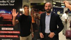 Oliver Torres, junto a Monchi a su llegada. 