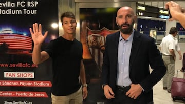 Oliver Torres, junto a Monchi a su llegada.