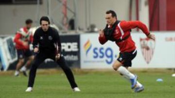 Emery (izq.), durante un entreno.