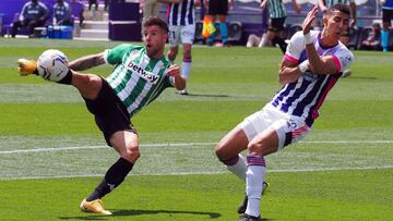 Ruibal golpea un balón.