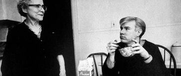 Andy Warhol junto a su madre.
