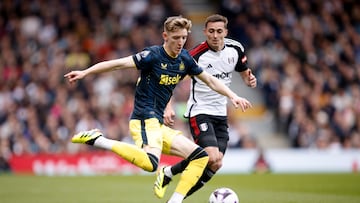 London (United Kingdom), 06/04/2024.- Timothy Castagne of Fulham (R) and Anthony Gordon of Newcastle in action during the English Premier League soccer match between Fulham FC and Newcastle United, in London, Britain, 06 April 2024. (Reino Unido, Londres) EFE/EPA/DAVID CLIFF EDITORIAL USE ONLY. No use with unauthorized audio, video, data, fixture lists, club/league logos, 'live' services or NFTs. Online in-match use limited to 120 images, no video emulation. No use in betting, games or single club/league/player publications.
