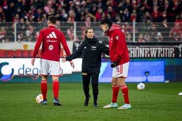 Marie-Louise Eta se ha convertido en la primera mujer en dirigir a un equipo masculino en las grandes ligas europeas. La exfutbolista alemana es la asistente de Marco Grote en el banquillo del Union Berlin, en la Bundesliga, tras la destitución de Urs Fischer. Ayer debutó en casa ante el Augsburgo y logró un merecido punto al empatar 1-1.