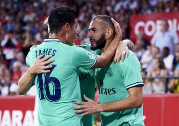 SEPTIEMBRE: James grita con Benzema el gol con el que Real Madrid le ganó al Sevilla en condición de visitante. El '16' disputó 76 minutos. 