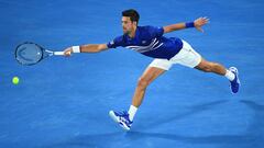 Novak Djokovic trata de llegar a una bola ante Medvedev.