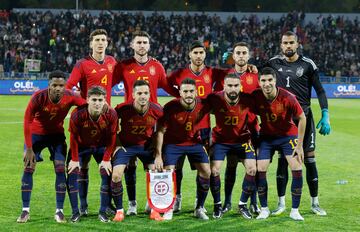 El once inicial de España: Arriba de izquierda a derecha; Pau Torres, Laporte, Asensio, Eric García, Robert Sánchez. Abajo de izquierda a derecha; Ansu Fati, Gavi, Sarabia, Koke, Carvajal y Carlos Soler.