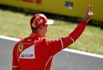 Sebastian Vettel haciendo el gesto de victoria tras al clasificación del GP de Hungría. 