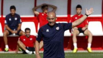 Paco Jemez dirigiendo un entrenamiento de su equipo.