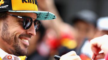 MONTREAL, QC - JUNE 07: Fernando Alonso of Spain and McLaren F1 signs autographs for fans during previews ahead of the Canadian Formula One Grand Prix at Circuit Gilles Villeneuve on June 7, 2018 in Montreal, Canada.   Mark Thompson/Getty Images/AFP
 == FOR NEWSPAPERS, INTERNET, TELCOS &amp; TELEVISION USE ONLY ==