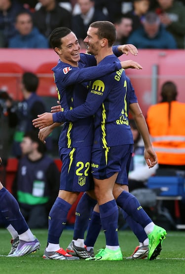 Antoine Griezmann se abraza con Giacomo Raspadori tras anotar el tercer gol del encuentro.