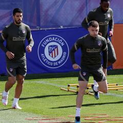 Suárez: con el grupo, pero fuera de la lista; Lemar y João, bajas