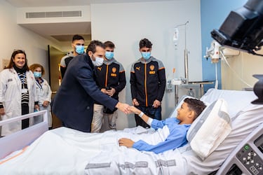 El Valencia visita a los niños en los hospitales de la ciudad