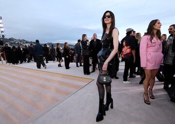 Anne Hathaway durante la Versace Fall-Winter 2023 celebrada en Los Angeles.