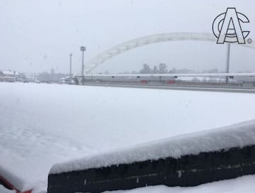 La nieve tiñe de blanco los estadios del fútbol español