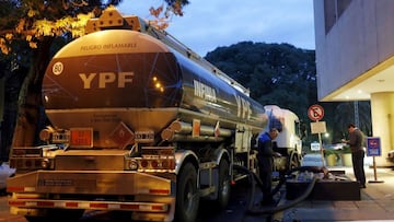 FILE PHOTO: An oil tank truck fills the pumps petrol at a YPF petrol station in Buenos Aires March 25, 2015. REUTERS/Enrique Marcarian/File Photo