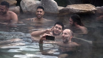 El cantante y personaje mediático Omar Montes (i) y el alcalde de Ourense, Gonzalo Pérez Jácome (d)?, se san un baño mientras graban un vídeo para TikTok, en las Termas Públicas de Outariz, a 16 de diciembre de 2022, en Outariz, Ourense, Galicia, (España). La estación termal de Outariz se inspira en la cultura balnearia de Japón, el Onsen, basada en los principios de respeto y armonía con la naturaleza. El recinto termal, con capacidad para 180 personas, dispone de once termas exteriores y tres interiores organizadas en dos circuitos: el zen y el celta. Después de su visita a las termas, Omar Montes ofrece un concierto en el pabellón de Os Remedios de Ourense.
16 DICIEMBRE 2022;OUTARIZ;OURENSE;TERMAS;OMAR MONTES;CONCIERTO
Rosa Veiga / Europa Press
16/12/2022