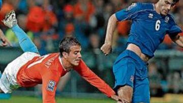<b>VUELA ALTO. </b>Van der Vaart, en acrobática postura detrás del islandés Gislason, en el partido de ayer en Rotterdam.