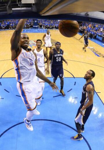 Serge Ibaka tapona y corre el contraataque para machacar en la jugada del partido.