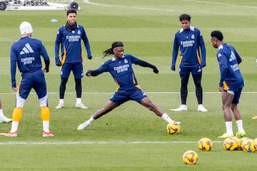 Camavinga, que vuelve tras su lesin, entre Rodrygo, Endrick y Vinicius, durante el ltimo entrenamiento del Real Madrid.