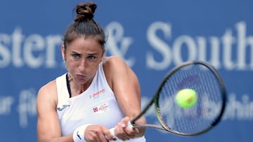AME9532. MASON (ESTADOS UNIDOS), 15/08/2022.- Sara Sorribes de Espa?a devuelve una pelota a Alison Riske-Amritraj de los Estados Unidos hoy, en un partido de la primera ronda del torneo Masters de tenis de Cincinnati 2022 en Centro Lindner Family Tennis en Mason (EE.UU.). EFE/ Mark Lyons