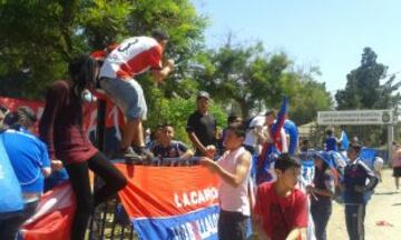 Los hinchas dieron su apoyo al plantel de la U en la previa del Clásico Universitario.