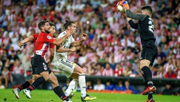 Unai Simon detiene un bal&oacute;n que persegu&iacute;a Bale.