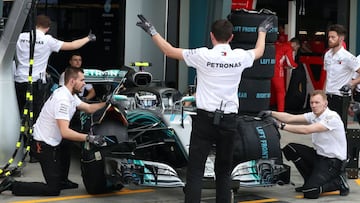 Mechanics push the car of Mercedes&#039; Finnish driver Valtteri Bottas to the garage after the Formula One qualifying session in Melbourne on March 24, 2018, ahead of the Formula One Australian Grand Prix. / AFP PHOTO / POOL AND AFP PHOTO / GLENN NICHOLLS / -- IMAGE RESTRICTED TO EDITORIAL USE - STRICTLY NO COMMERCIAL USE --