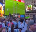 Hinchas chilenos ‘interrumpen’ el banderazo de Argentina en Times Square: el momento ya es viral en redes