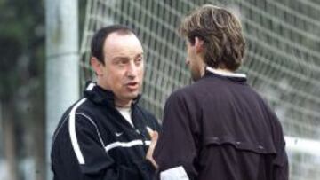 Rafa Benítez, con Miguel Ángel Angulo.