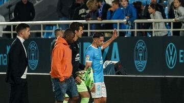 Jugadores del Ibiza, tras la derrota ante el Oviedo.