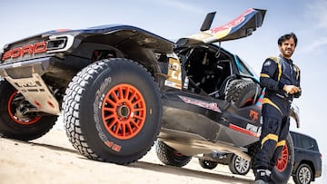 Ben Sulayem, presidente de la FIA, durante el test con el Ford Raptor del Dakar.