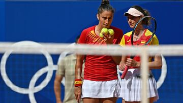 Sara Sorribes y Cristina Bucsa hablan antes de un punto.