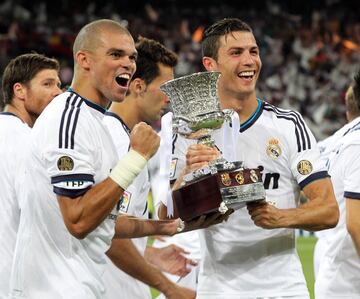Cristiano tiene dos Supercopas de España. En la foto, posa con la copa ganada en 2012 al Barcelona.
