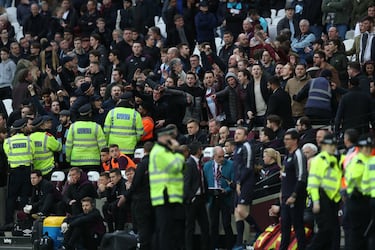 Tras la derrota de 0-3 ante el Burnley, seguidores de los Hammers ingresaron al campo para recriminar a sus jugadores.