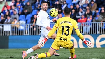GETAFE, SPAIN - JANUARY 18: Jose Luis Gaya of Valencia CF scores his team's first goal past David Soria of Getafe CF during the LaLiga EA Sports match between Getafe CF and Valencia CF at Coliseum Alfonso Perez on January 18, 2026 in Getafe, Spain. (Photo by Denis Doyle/Getty Images)
