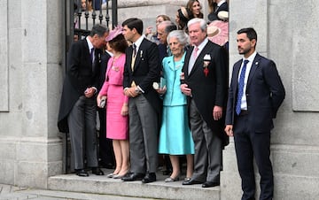 Los padres de la novia, Lucas Urquijo y Beatriz Moreno, el hermano de la novia, Juan Urquijo, y la abuela de la novia, Teresa de Borbón y Borbón salen de la parroquia del Sagrado Corazón y San Francisco de Borja.