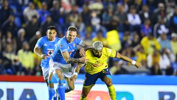 Carlos Rotondi (L) of Cruz Azul fights for the ball with Rodrigo Aguirre (R) of America during the Semifinal first leg match between America and Cruz Azul as part of the Liga BBVA MX, Torneo Apertura 2024 at Ciudad de los Deportes Stadium on December 05, 2024 in Mexico City, Mexico.