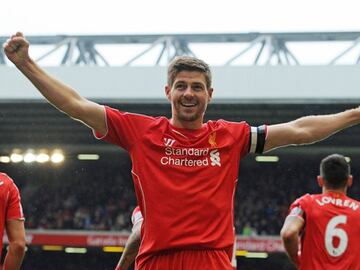 El ‘eterno’ capitán del Liverpool es, con el permiso de Dalglish y Rush, el máximo emblema en la historia del equipo. Su nombre aún es coreado en Anfield Road a pesar de su partida con destino a Los Ángeles en 2015. Jugó 710 partidos con los 'Reds', en los que anotó 186 goles. Todo un líder, férreo, siempre combativo, fue el corazón de la increíble remontada al Milan en la final de la Champions de 2005. A pesar de su mística, nunca pudo ganar la Premier League.