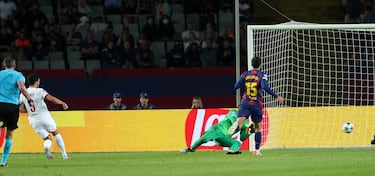 1-2. Achraf Akimi se va solo por la banda derecha para asistir a Goncalo Ramos que, en el mano a mano con Wojciech Szczesny, marca el segundo tanto.