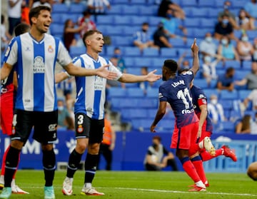 Remate de Lemar dentro del área que toca Diego López, pero no logra evitar el tanto de la remontada.