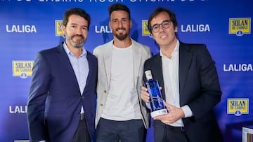 Jorge de la Vega, Jesús Núñez y Aritz Aduriz durante el acto de presentación del nuevo patrocinador de LaLiga, Solán de Cabras.