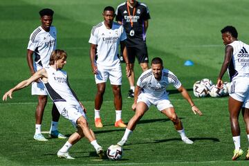 Modric intenta un pase durante el entrenamiento del Real Madrid.
