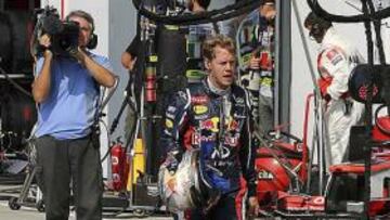 <b>CABIZBAJO. </b>Sebastian Vettel, camino del box de Red Bull después de que el RB8 sufriera un problema.