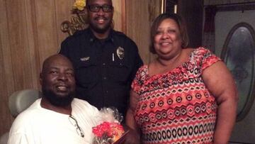 El ex luchador de WWE James Harris 'Kamala' posa con su familia en una imagen de archivo.