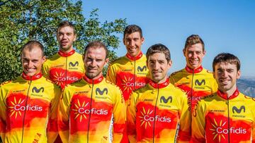 Enric Mas, Alejandro Valverde, Mikel Nieve, Ion Izagirre, Jes&uacute;s Herrada, Omar Fraile y David de la Cruz posan durante la concentraci&oacute;n del equipo espa&ntilde;ol en Sierra Nevada para preparar los Mundiales de Innsbruck.