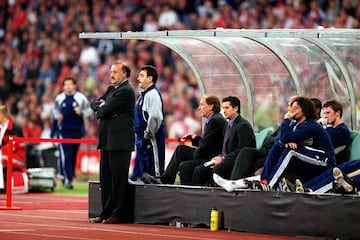 Hombre del club desde que se retirase en 1984 (se integr¨® como entrenador en las categor¨ªas inferiores del conjunto blanco), Vicente del Bosque se hizo cargo del banquillo del equipo madridista hasta en tres ocasiones, siendo la tercera la m¨¢s provechosa para los inquilinos del Santiago Bernab¨¦u: sustituy¨® a Toshack en noviembre de 1999 tras unas pol¨¦micas declaraciones del entrenador gal¨¦s en una complicada temporada. Tras coger el equipo y adaptarse a los mimbres que hab¨ªa, Del Bosque devolvi¨® la gloria europea al levantar la Octava en Par¨ªs tras golear al Valencia (3-0), con un equipo en el que alineaba un sistema de tres centrales y dos laterales. Aguantar¨ªa hasta 2003, ganando dos Ligas, otra Champions, una Intercontinental, una Supercopa de Europa y otra espa?ola, entre otros t¨ªtulos. Pero en 2003 todo se rompi¨®: el club decidi¨® no renovarle. ?Los motivos? Hay varios. Uno de los m¨¢s expuestos fue el de un cambio de ciclo. Jorge Valdano lo explic¨® as¨ª: ¡°Es el momento de aplicar un cambio de rumbo¡±. El Madrid hab¨ªa ganado la Liga apenas un d¨ªa antes¡ Su sucesor fue el portugu¨¦s Carlos Queiroz: su Madrid arranc¨® como un tiro para acabar desfondado, perdiendo la final de Copa, siendo eliminado por el M¨®naco en Champions y perder los cinco ¨²ltimos partidos de Liga.