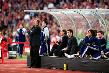 Hombre del club desde que se retirase en 1984 (se integró como entrenador en las categorías inferiores del conjunto blanco), Vicente del Bosque se hizo cargo del banquillo del equipo madridista hasta en tres ocasiones, siendo la tercera la más provechosa para los inquilinos del Santiago Bernabéu: sustituyó a Toshack en noviembre de 1999 tras unas polémicas declaraciones del entrenador galés en una complicada temporada. Tras coger el equipo y adaptarse a los mimbres que había, Del Bosque devolvió la gloria europea al levantar la Octava en París tras golear al Valencia (3-0), con un equipo en el que alineaba un sistema de tres centrales y dos laterales. Aguantaría hasta 2003, ganando dos Ligas, otra Champions, una Intercontinental, una Supercopa de Europa y otra española, entre otros títulos. Pero en 2003 todo se rompió: el club decidió no renovarle. ¿Los motivos? Hay varios. Uno de los más expuestos fue el de un cambio de ciclo. Jorge Valdano lo explicó así: “Es el momento de aplicar un cambio de rumbo”. El Madrid había ganado la Liga apenas un día antes… Su sucesor fue el portugués Carlos Queiroz: su Madrid arrancó como un tiro para acabar desfondado, perdiendo la final de Copa, siendo eliminado por el Mónaco en Champions y perder los cinco últimos partidos de Liga.