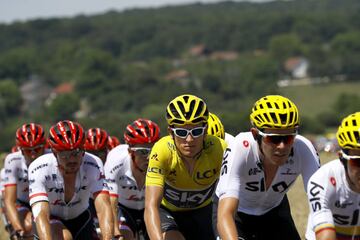 Geraint Thomas, líder de la carrera, arropado por su equipo.