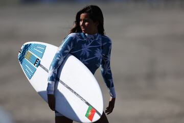En el caso de las chicas, las cuatro que tuvieron el honor de abrir el fuego en Tokio 2020 y por lo tanto de entrar en la historia del surf en los Juegos Olímpicos, fueron la portuguesa Teresa Bonvalot, la estadounidense Carissa Moore (campeona), la ecuatoriana Dominic Barona y la peruana Daniella Rosas.
